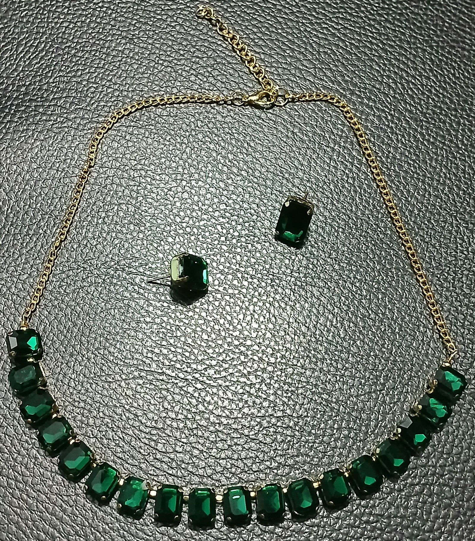 Single-Line Emerald Necklace Set With Earrings - Image 3